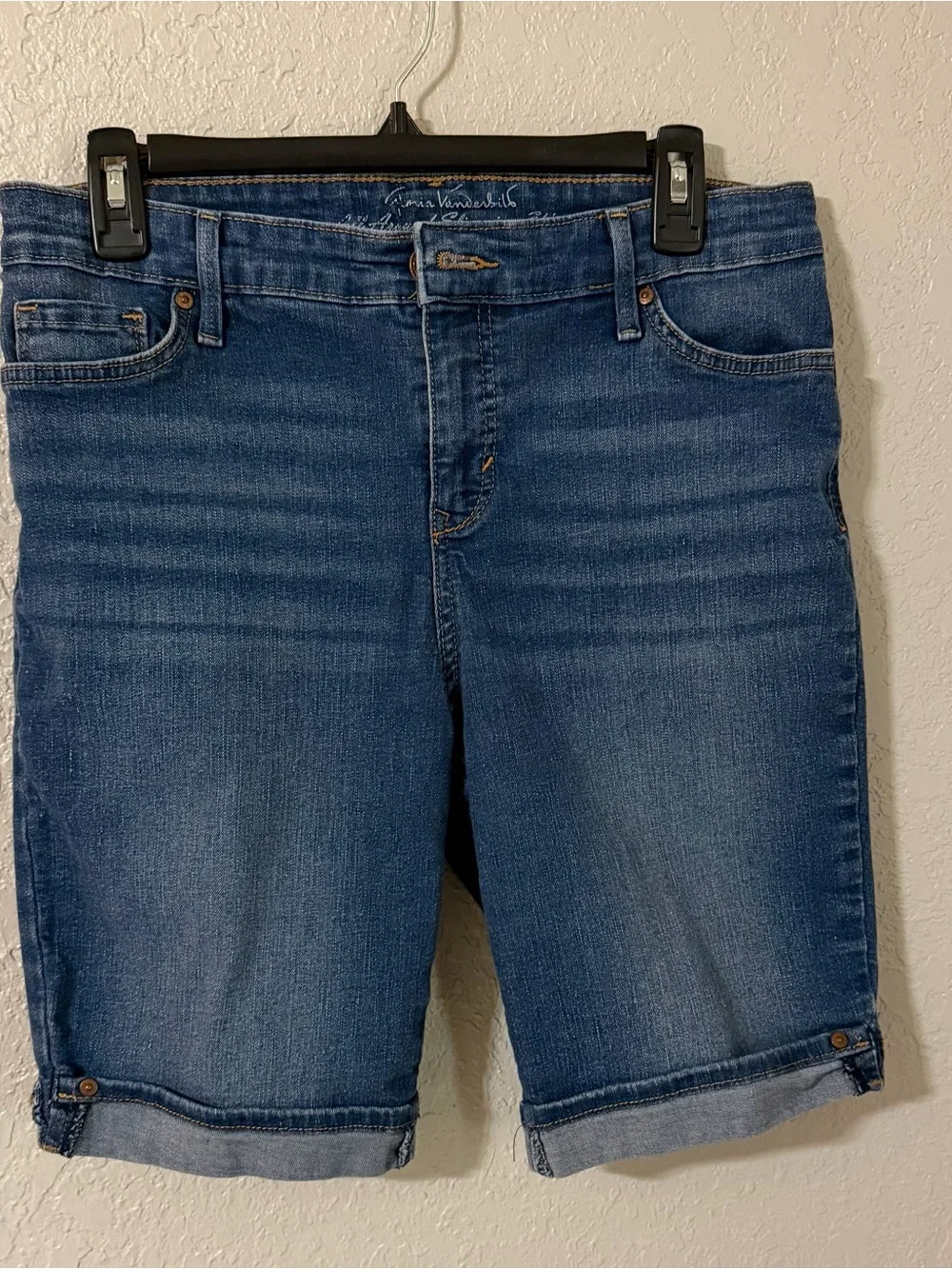 Women’s long Bermuda shorts-Mid-Blue denim. Slimming effect